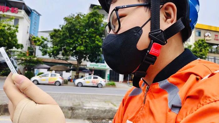 Vào những ngày có tiết học, Hoàng thường làm việc vào một buổi trong ngày.