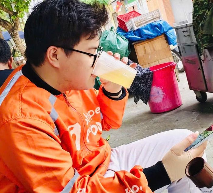 Buổi trưa, nam sinh chỉ kịp nghỉ tầm 20 phút để uống một cốc nước.