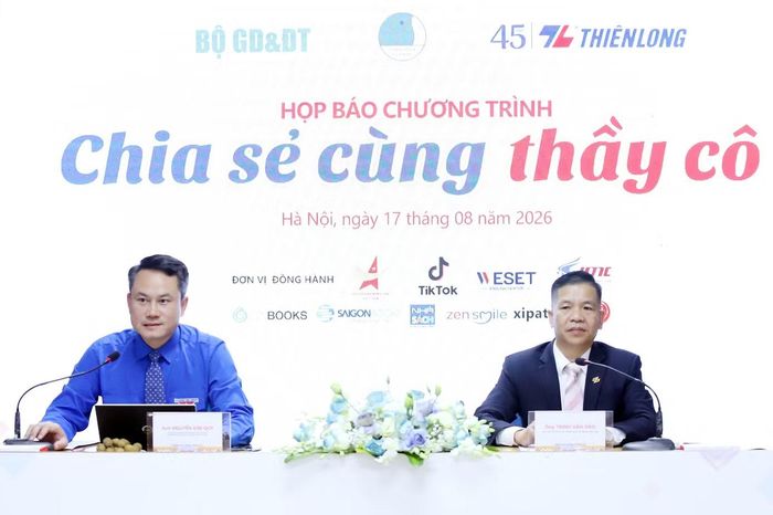 Đại diện Ban tổ chức trao đổi với phóng viên, báo chí.