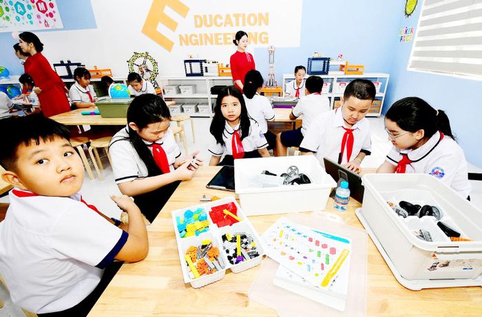 Học sinh Trường Tiểu học Bình Chuẩn 3 (phường Thuận Giao, TPHCM) trong ngày khánh thành trường. Ảnh: NGUYỄN HƯNG