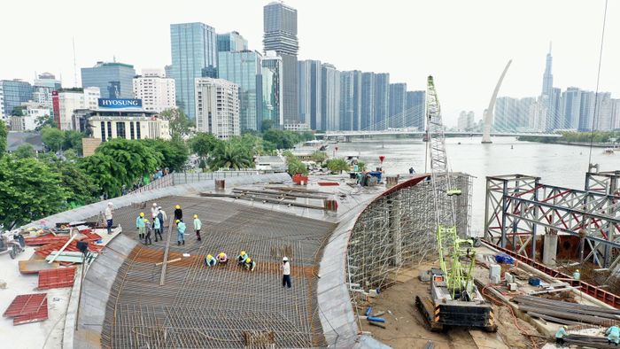 Thi công cầu đi bộ vượt sông Sài Gòn tại khu vực đường Tôn Đức Thắng, phường Sài Gòn, TPHCM. Ảnh: HOÀNG HÙNG