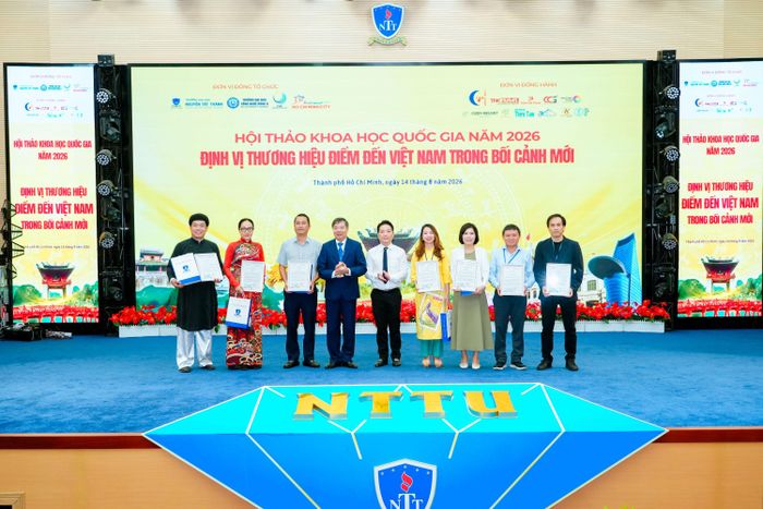 Đại diện Ban Tổ chức trao Giấy chứng nhận cho các tác giả, nhóm tác giả có báo cáo tham luận tại Hội thảo