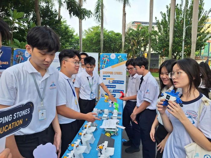 Học sinh khối 10 Trường THPT Thoại Ngọc Hầu - một trong những trường học mới đưa vào hoạt động trong năm học 2026-2027, tham gia hoạt động đầu năm