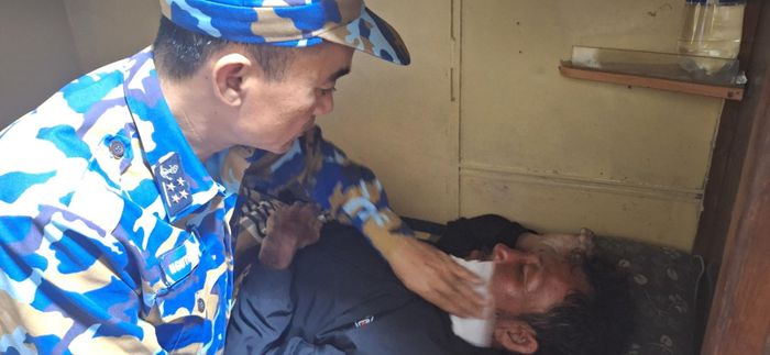  Ngư dân Trương Văn Trung được các chiến sĩ tàu 743 chăm sóc sức khỏe. Ảnh: QUỐC HÙNG 