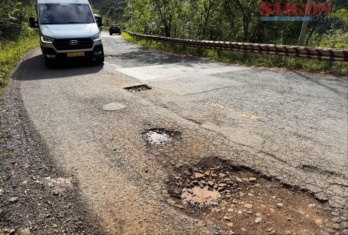  Bề mặt đường mới bị hư hỏng ngay cạnh khu vực từng được vá tạm. Ảnh: ĐOÀN KIÊN 