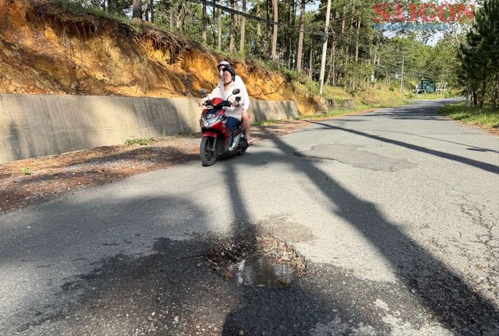  Nguy cơ mất an toàn đối người điều khiển xe máy là rất cao. Ảnh: ĐOÀN KIÊN 