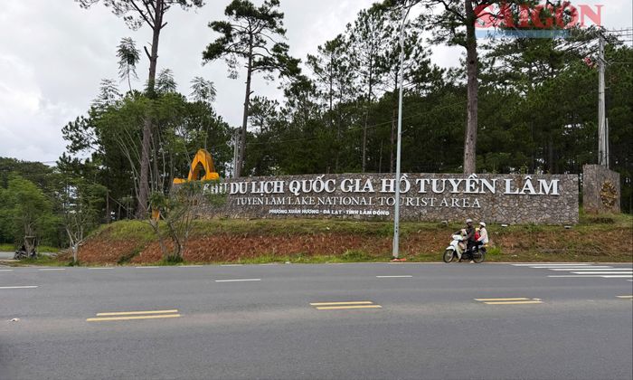  Đường vào KDL quốc gia hồ Tuyền Lâm. Ảnh: ĐOÀN KIÊN 