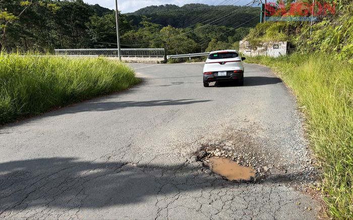  Mặt đường xuống cấp, nhiều vị trí chưa được duy tu, sửa chữa tại Khu du lịch quốc gia hồ Tuyền Lâm. Ảnh: ĐOÀN KIÊN 