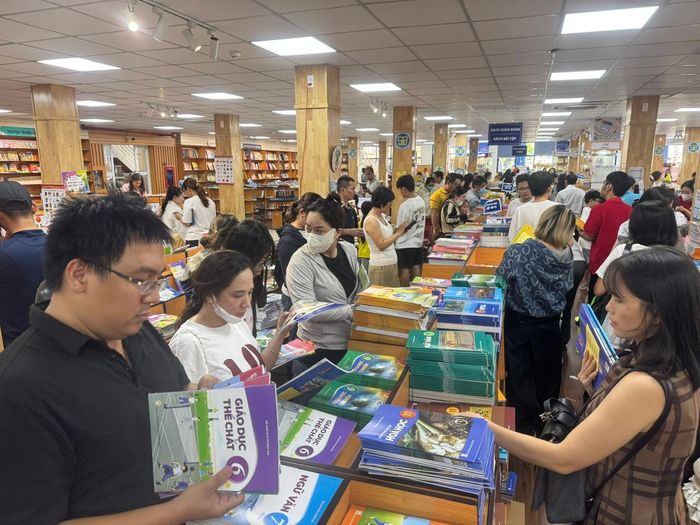  Phụ huynh đổ xô tìm mua SGK cho con tại TPHCM trong sáng 16-8. Ảnh: Thu Tâm. 