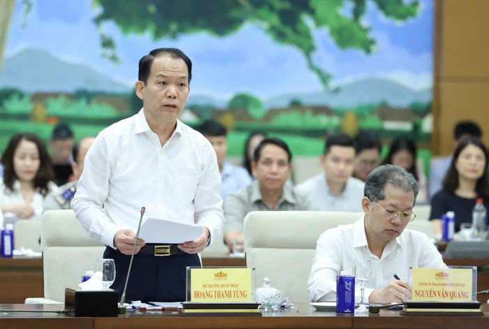  Bộ trưởng Bộ Tư pháp Hoàng Thanh Tùng báo cáo tại phiên họp. Ảnh: QUANG PHÚC 