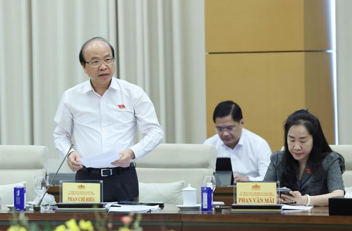  Chủ nhiệm Ủy ban Pháp luật và Tư pháp Phan Chí Hiếu báo cáo thẩm tra. Ảnh: QUANG PHÚC 