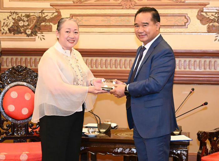  Chủ tịch UBND TPHCM Nguyễn Văn Được tặng quà lưu niệm Tổng Lãnh sự Philippines tại TPHCM Querobine Deapera Laccay. Ảnh: VIỆT DŨNG 
