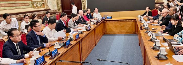  Phó Chủ tịch UBND TPHCM Nguyễn Công Vinh làm việc với ông Vikram Kumar, Giám đốc khu vực phụ trách cơ sở hạ tầng và tài nguyên thiên nhiên châu Á - Thái Bình Dương của Tổ chức Tài chính quốc tế. Ảnh: QUỐC HÙNG 