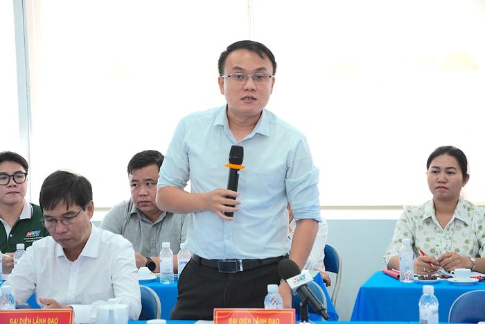  Phó chủ tịch UBND xã Xuân Thới Sơn Trần Quốc Tuấn tại buổi giám sát. QUANG HUY 