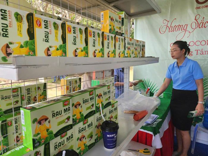  Sản phẩm bột rau má của Công ty TNHH XNK Thiên Nhiên Việt (xã Tân An Hội, TPHCM) trưng bày tại một phiên chợ OCOP tại TPHCM. Ảnh: ĐỨC TRUNG 
