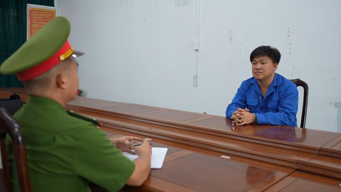 Công an lấy lời khai bị can Phạm Đỗ Đăng Khoa. Ảnh: CACC