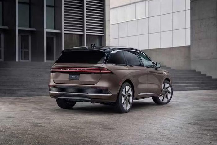 Các nhà thiết kế đã trang bị cho incoln Nautilus 2027 nắp ca-pô mới và đèn pha mỏng hơn. Ngoài ra, xe còn được nâng cấp mâm xe với kích thước từ 19 đến 22 inch. Ở phía sau, cản sau mới loại bỏ các đầu ống xả giả thường thấy trên mẫu crossover hiện tại. Thay vào đó là các đường kẻ màu đen gợi nhớ đến cửa hút gió phía trước.