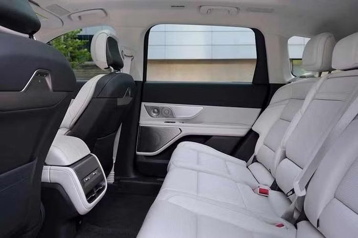 Tương tự, incoln Nautilus 2027 phiên bản Black Label có thêm hai lựa chọn màu sắc mới là Eminent Hour và Elysian Light. Lựa chọn Eminent Hour có ghế Tranquil Dusk Menorca và gỗ Eminent Copper Ash thớ nổi, trong khi lựa chọn Elysian Light kết hợp da Soft Cloud với gỗ Pearlescent Ash.