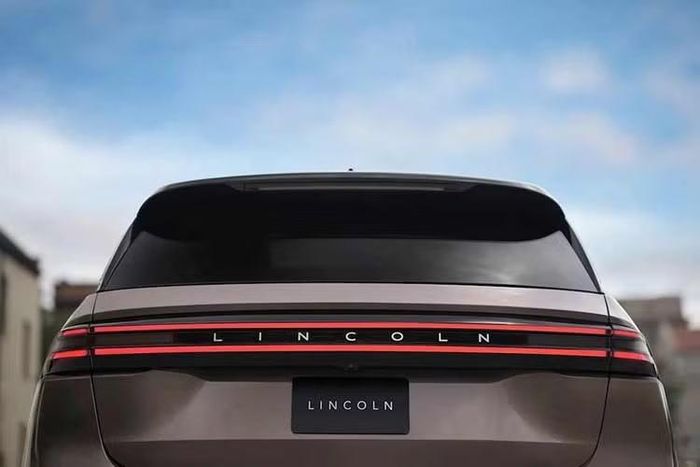 Sức mạnh của Lincoln Nautilus 2027 đến từ động cơ bốn xi-lanh 2.0 lít tăng áp, sản sinh công suất 250 mã lực (186kW / 253PS) và mô-men xoắn 379Nm.