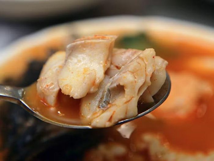 Nhiều nghiên cứu dinh dưỡng cho thấy chế độ ăn giàu cá biển, đặc biệt là các loại cá thịt trắng như cá tuyết, có liên quan đến làn da mịn màng hơn, ít nếp nhăn hơn và tình trạng viêm mạn tính thấp hơn. Đây cũng là lý do cá tuyết thường xuất hiện trong thực đơn của những người chú trọng chăm sóc sắc đẹp từ bên trong. Ảnh: Sohu