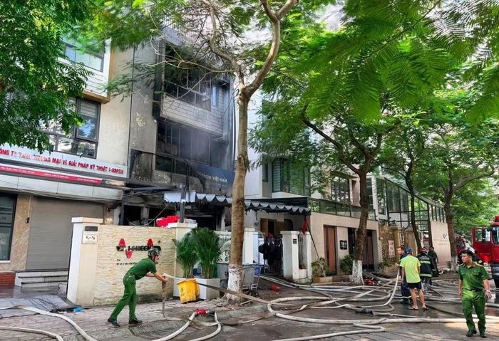 Lực lượng chức năng xử lý vụ cháy (Ảnh: Đ. H)