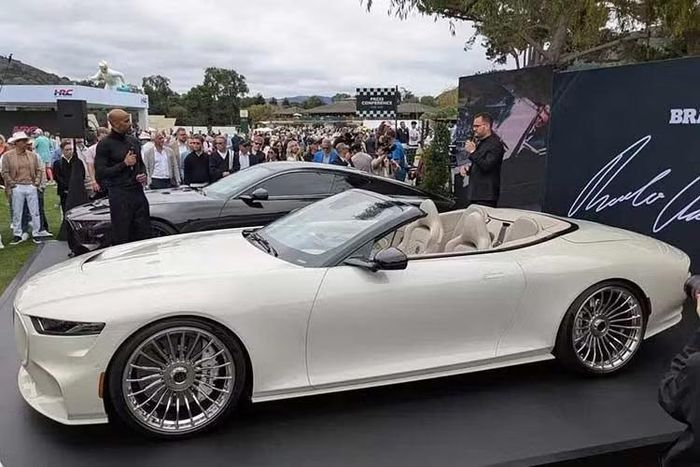 Tuần lễ Xe hơi Monterey 2026 hiện đang diễn ra tại Mỹ là nơi Bodo Cabriolet được ra mắt. Mẫu xe sở hữu thân xe làm từ sợi carbon được sản xuất tại cơ sở vật liệu composite của chính Brabus. Kiểu dáng xe về cơ bản là không thay đổi so với phiên bản coupe, ngoại trừ phần nóc. Tại đây, xe được trang bị mui mềm có thể đóng hoặc mở trong thời gian chưa đầy 15 giây.