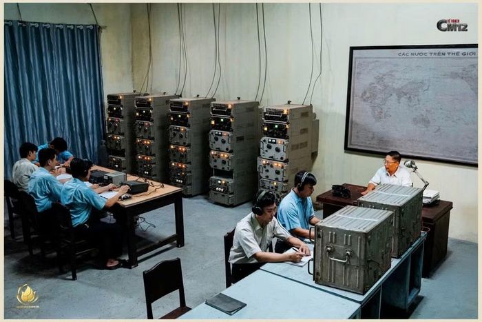 Bối cảnh trong phim được sự hỗ trợ của nhiều đơn vị công an, quân đội, được tái hiện chân thực hình ảnh, dụng cụ được sử dụng những năm 1980. Ảnh: Điện ảnh CAND.