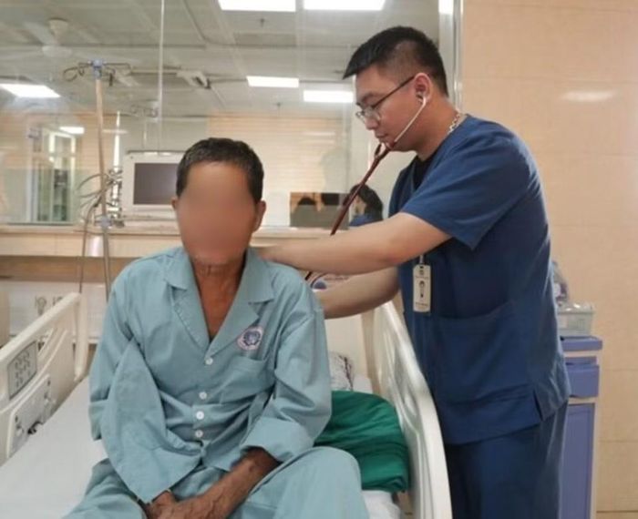 Thạc sĩ chuyên ngành Đột quỵ Nguyễn Minh Đức thăm khám cho người bệnh - Ảnh BVCC