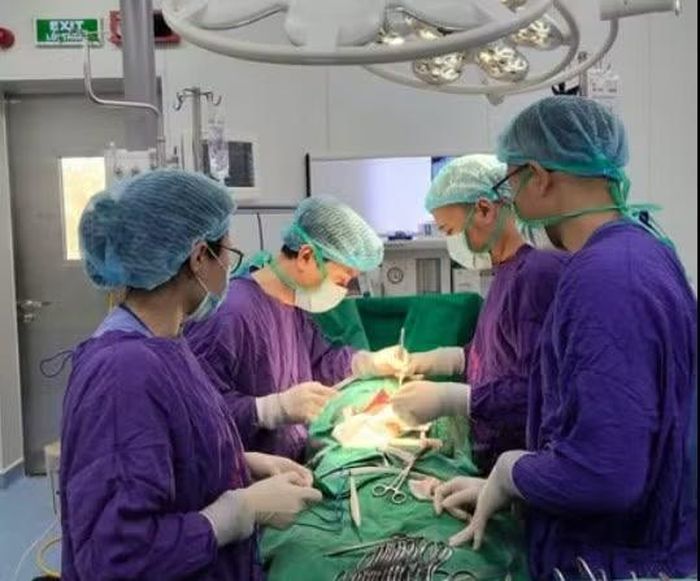 Ê- kíp phẫu thuật cho bệnh nhân - Ảnh BVCC