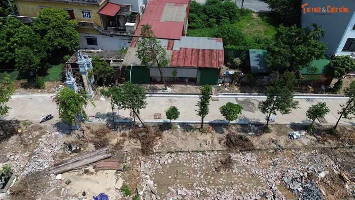 Tại thông báo của UBND phường Đồng Nguyên ban hành hôm 28/7/2026, cho biết gia đình ông Nguyễn Văn Khôi chưa nghiêm túc chấp hành, việc tháo dỡ chưa được thực hiện đầy đủ, triệt để, làm ảnh hưởng đến tiến độ triển khai dự án. Do đó, phường Đồng Nguyên yêu cầu gia đình phải tự tháo dỡ, di chuyển và hoàn trả mặt bằng trước ngày 8/8/2026.