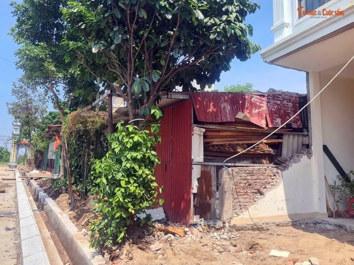 Dù vậy, công trình đến nay vẫn chưa được tháo dỡ, gây ảnh hưởng đến tiến độ thực hiện dự án.