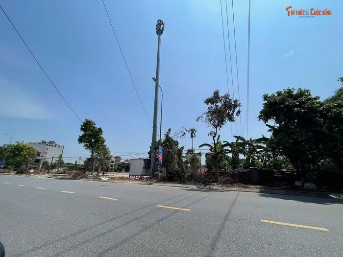 Ngoài ra, còn có một trạm thu phát sóng BTS, cùng hệ thống tủ thiết bị viễn thông vẫn chưa được di dời khỏi phạm vi dự án.