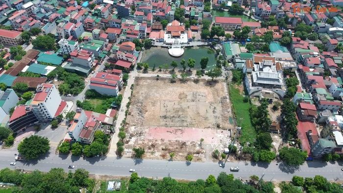 Dự án cải tạo khuôn viên bóng đá Cẩm Giang đã được UBND phường Đồng Nguyên (tỉnh Bắc Ninh) phê duyệt tại Quyết định số 1262/QĐ-UBND, ngày 22/4/2026, với tổng mức đầu tư hơn 14 tỷ đồng. Chủ đầu tư là Phòng Kinh tế, hạ tầng và đô thị phường Đồng Nguyên (tỉnh Bắc Ninh). Trong tổng số vốn đầu tư hơn 14 tỷ đồng, thì chi phí xây dựng của dự án này là 12,1 tỷ đồng. Tiến độ thực hiện dự án được phê duyệt từ năm 2026-2028.