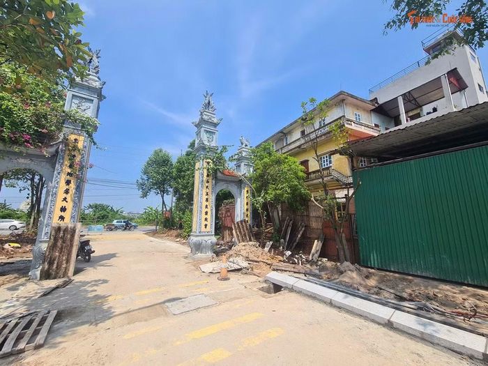 Ghi nhận của phóng viên, đến ngày 17/8/2026, do còn vướng mắc một số hộ gia đình có công trình xây dựng, lán tạm trong phạm vi dự án chưa tháo dỡ, di chuyển nên công tác GPMB vẫn đang được chính quyền địa phương triển khai. Đơn cử, như xưởng gỗ lấn chiếm đất công, nằm trong phạm vi thực hiện dự án của hộ gia đình ông Nguyễn Văn Khôi vẫn chưa tháo dỡ, di chuyển.
