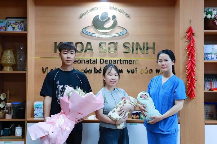 Niềm vui của gia đình khi 2 em bé được xuất viện trở về nhà - Ảnh BVCC
