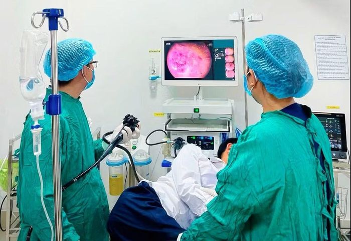 Bác sĩ nội soi cho bệnh nhân - Ảnh BVCC