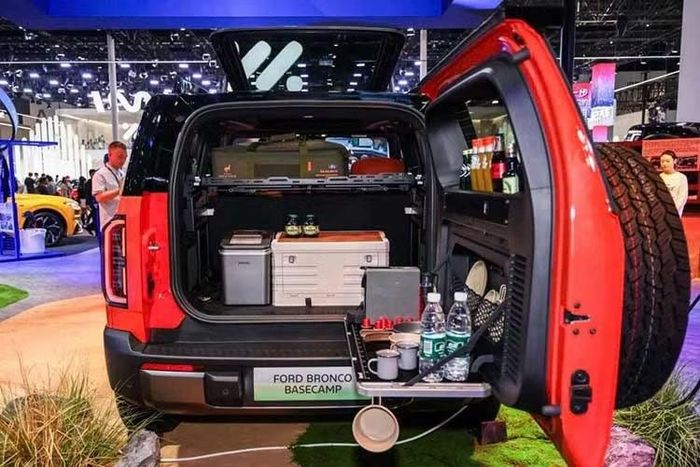 Kết hợp với bình xăng 63 lít, tổng phạm vi hoạt động của mẫu xe SUV Ford Bronco 2027 bản REEV tại thị trường Trung Quốc được công bố ở mức 1.220 km theo CLTC, tương đương khoảng 1.000 km WLTP.