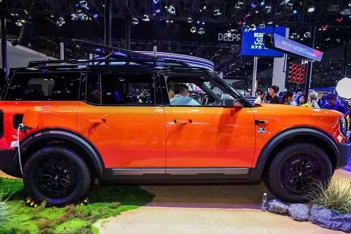 Theo Drive, một đại lý Ford tại Brisbane đã vô tình đăng tải thông tin về mẫu xe được gọi là “2027 Bronco” trên website trước khi nội dung này bị gỡ bỏ. Hình ảnh xuất hiện trên trang được xác định là Bronco New Energy, mẫu SUV do liên doanh JMC-Ford phát triển và sản xuất tại Trung Quốc.