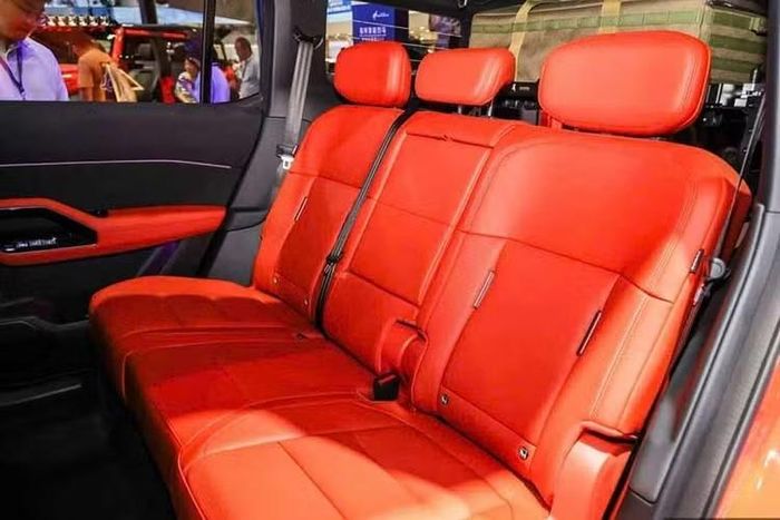 Bộ pin LFP dung lượng 105,4 kWh cung cấp phạm vi hoạt động 650 km theo tiêu chuẩn CLTC, tương đương khoảng 530 km WLTP. Với sạc nhanh DC, pin có thể tăng từ 30% lên 80% trong 23 phút.