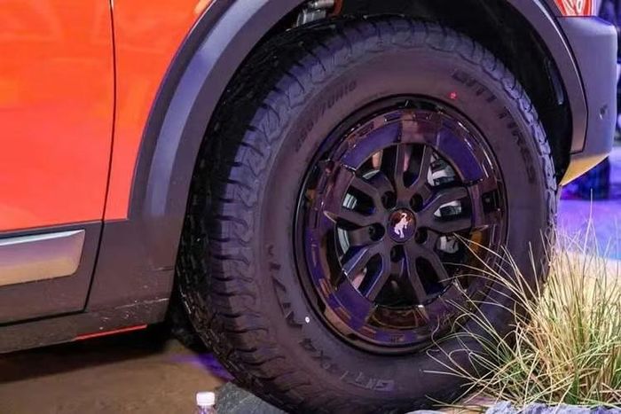 Xe có kích thước tổng thể dài x rộng lần lướt là: 5.025 x 1.960 mm và chiều dài cơ sở 2.950 mm. Ngoại hình xe vẫn giữ phong cách vuông vức đặc trưng của dòng SUV địa hình với phần thân cao, các chi tiết ốp bên ngoài và cụm đèn định vị hình tròn tạo nên diện mạo dễ liên tưởng tới những phiên bản Bronco khác.