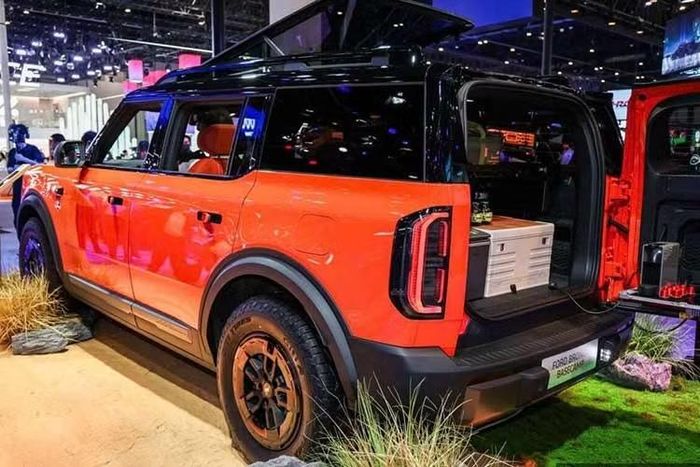 Khác với Ford Bronco thế hệ thứ sáu tại Bắc Mỹ sử dụng khung gầm rời, Bronco New Energy được xây dựng trên kết cấu khung liền khối (unibody). Tại Trung Quốc, xe còn được biết đến với tên Bronco Basecamp.