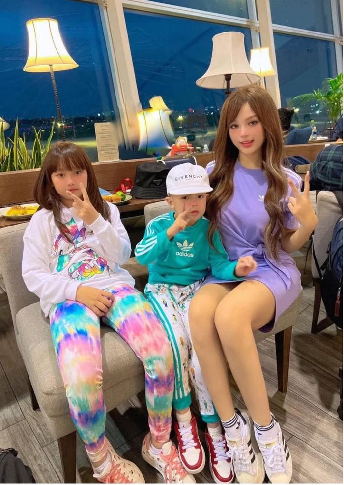 Huyền Baby hiếm hoi chia sẻ hình ảnh hai con lên mạng xã hội. Ở tuổi U40, cô vẫn giữ phong độ nhan sắc khiến nhiều người trầm trồ. Ảnh: Người đưa tin
