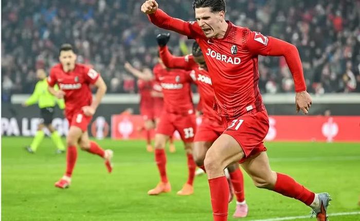 Chân sút người Croatia sở hữu chiều cao 1,95 m, nổi bật với khả năng không chiến, làm tường và tranh chấp mạnh mẽ trong vòng cấm.