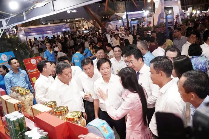 Lãnh đạo 2 tỉnh tham quan các gian hàng trưng bày sản phẩm đặc trưng.