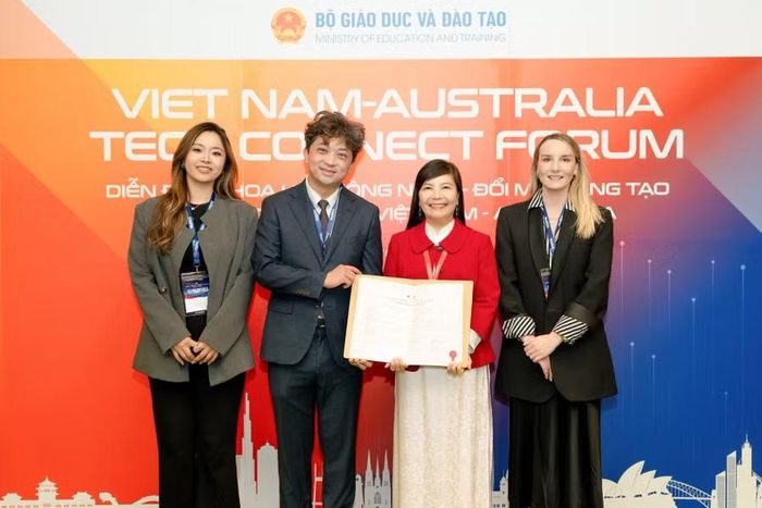 Ông Peter Yue Wei – Giám đốc Điều hành Shafston International College và TS. Phạm Thị Lan Phương - Hiệu trưởng Trường Cao đẳng Cơ khí nông nghiệp trao thỏa thuận hợp tác.