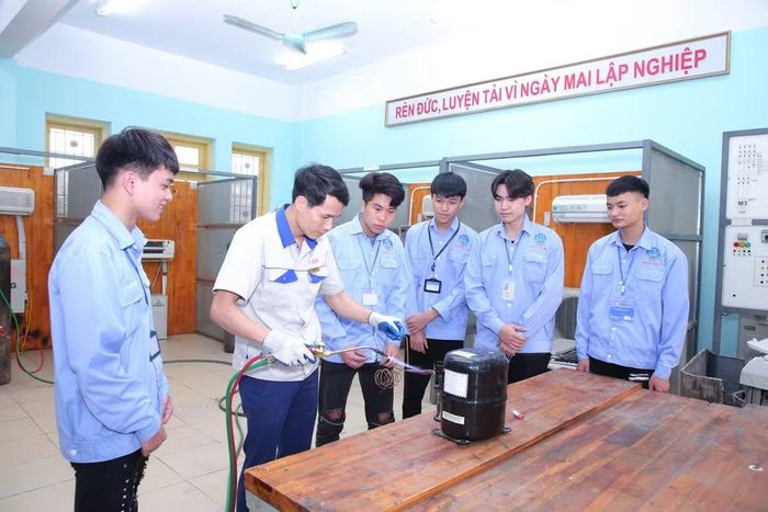Hoạt động đào tạo nghề Kỹ thuật máy lạnh và điều hòa không khí tại nhà trường.