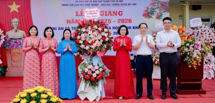 Lãnh đạo xã Quang Minh tặng hoa chúc mừng Lễ bế giảng năm học 2025-2026.