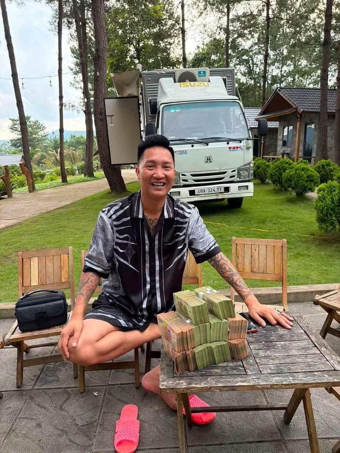 Huấn Hoa Hồng khoe tiền trên mạng xã hội trước khi bị bắt. Ảnh: FBNV.