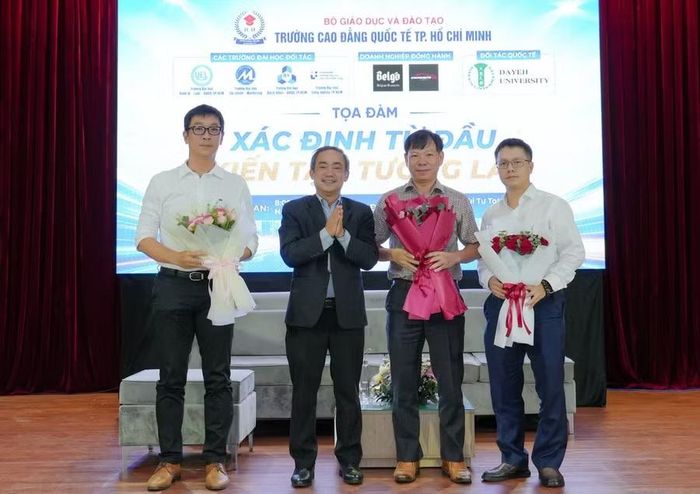 Ông Nguyễn Đăng Lý (thứ hai từ bên trái) Hiệu trưởng Trường Cao đẳng Quốc tế TPHCM.