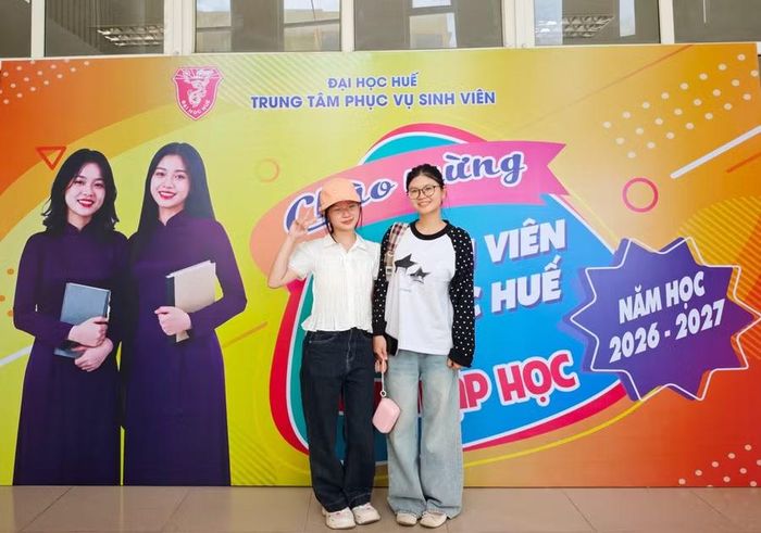 Bạn Anh Thư (bên trái, tân sinh viên Trường Đại học Ngoại Ngữ, Đại học Huế) vừa tìm được phòng ở KTX, hào hứng chụp ảnh check in cùng chị gái. Thư là một trong số ít các sinh viên may mắn tìm được chỗ ở tại KTX.